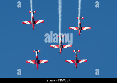 Royal Australian Air Force (RAAF) formation de l'équipe de voltige, des roulettes affichage flying Pilatus P-9A avion. Banque D'Images