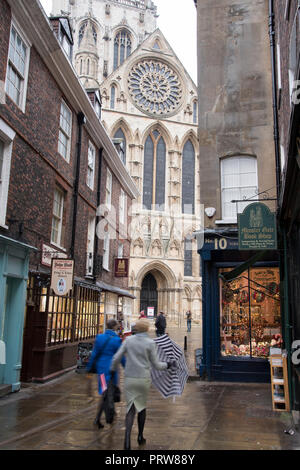 York, UK - 12 déc 2016 Noël : clients dans la voie sous la cathédrale de York Minster, à New York, de cour Banque D'Images