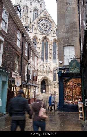 York, UK - 12 déc 2016 Noël : clients dans la voie sous la cathédrale de York Minster, à New York, de cour Banque D'Images