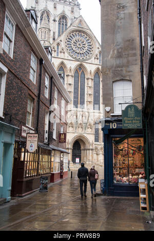 York, UK - 12 déc 2016 Noël : clients dans la voie sous la cathédrale de York Minster, à New York, de cour Banque D'Images