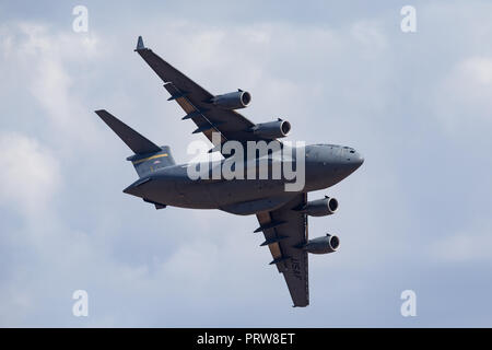 United States Air Force (USAF) Boeing C-17A Globemaster III des avions de transport militaires 05-5153 du 535e Escadron de transport aérien, 15e Escadre de transport aérien bas Banque D'Images