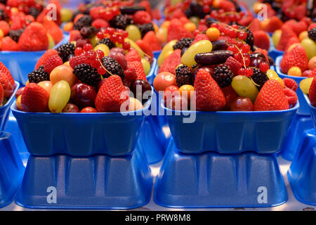 Corbeilles de Fruits sur la vente au marché public de Granville Island, Vancouver Banque D'Images