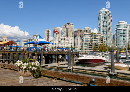 À False Creek vers le centre-ville de Vancouver, de Granville Island Market Banque D'Images