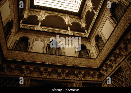 L'Espagne. L'Andalousie. Séville. L'Alcazar de Séville (Royal Alcazars). La Cour des poupées, des détails architecturaux. Le style mudéjar. Il a été conçu pour organiser les chambres du Palace espace privé, 14e siècle, et rénové entre 1847 et 1855. Banque D'Images