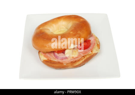 Fromage grillé, oignons rouges, de jambon et de tomates sur une assiette bagel isolés contre white Banque D'Images