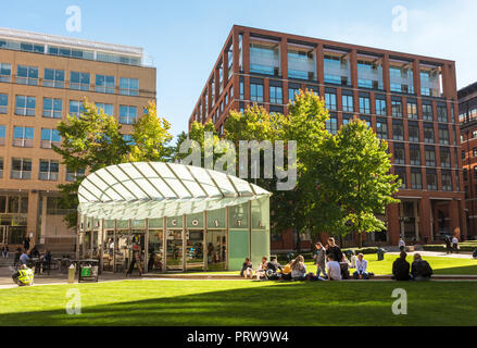 Place centrale, Brindley Place, avec des gens se détendre à la fin de l'été soleil et chaleur, Birmingham UK Banque D'Images