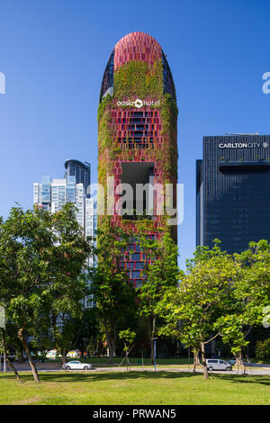 Oasia Hotel Downtown drape avec végétation luxuriante, Singapour Banque D'Images