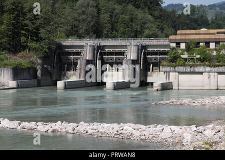 Centrale hydroélectrique sur la rivière Salzach à Schwarzach im Pongau, Autriche. Barrage de béton. Banque D'Images