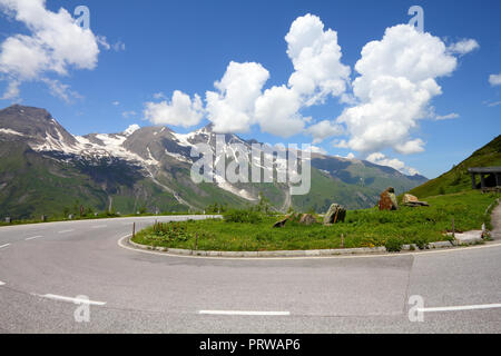 Alpes en Autriche. Le Parc National du Hohe Tauern, Glocknergruppe chaîne de montagnes. - Hochalpenstrasse célèbre route de montagne. Banque D'Images