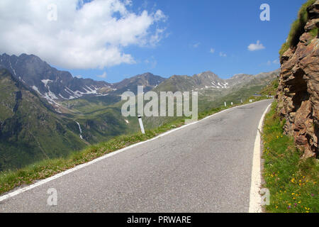 L'Italie, le parc national de Stelvio. Célèbre route de Gavia Pass en Alpes Ortler. Paysage alpin. Banque D'Images