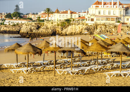 Vue sur une plage dans le village touristique de Cascais, Portugal Banque D'Images