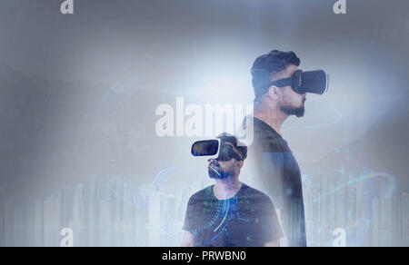 Double exposition de Guy à la réalité virtuelle par le biais de lunettes) - Regard sur l'avenir Banque D'Images