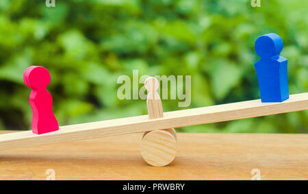 La privation des droits parentaux. concept de garde d'un enfant. divorce légal. d'un marteau d'un juge, tribunal de la famille. droit. les parents se tenir sur l'essai. Banque D'Images