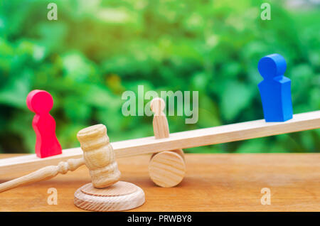 La privation des droits parentaux. concept de garde d'un enfant. divorce légal. d'un marteau d'un juge, tribunal de la famille. droit. les parents se tenir sur l'essai. Banque D'Images