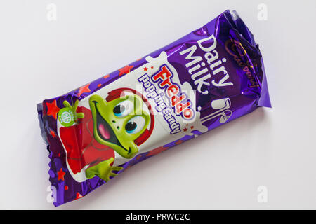 Enveloppé de lait Cadbury Freddo popping candy bar de chocolat isolé sur fond blanc Banque D'Images