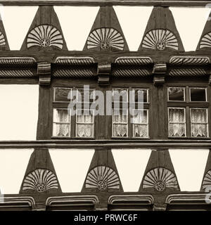 Close-up de maisons à colombages avec fanlike frise en monochrome Banque D'Images