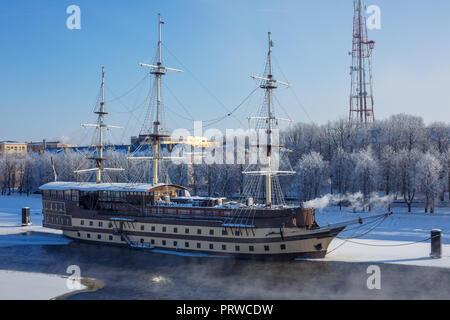 Le navire est sur la rivière en hiver en Novgorod. Banque D'Images