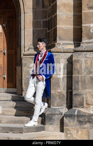 Photos spontanées du marié qui pose pour des photos de mariage à l'église Saint-Guy Cathédrale gothique à Prague Banque D'Images