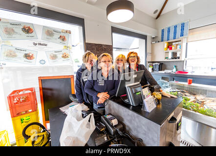 L'équipe de La Halle aux poissonniers et restaurant, pose pour la photo de groupe informel dans les locaux. Dunkerque, France Banque D'Images