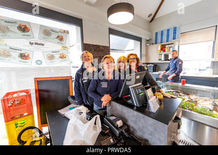 L'équipe de La Halle aux poissonniers et restaurant, pose pour la photo de groupe informel dans les locaux. Dunkerque, France Banque D'Images