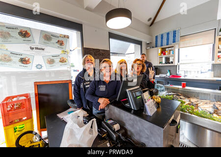 L'équipe de La Halle aux poissonniers et restaurant, pose pour la photo de groupe informel dans les locaux. Dunkerque, France Banque D'Images