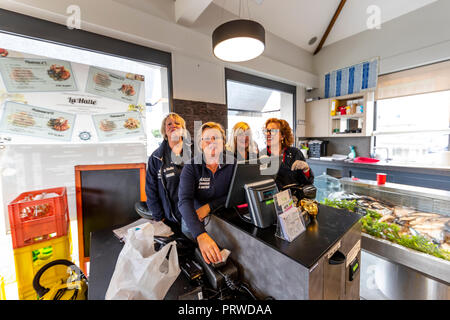 L'équipe de La Halle aux poissonniers et restaurant, pose pour la photo de groupe informel dans les locaux. Dunkerque, France Banque D'Images