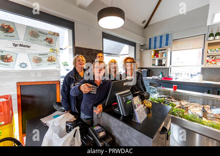 L'équipe de La Halle aux poissonniers et restaurant, pose pour la photo de groupe informel dans les locaux. Dunkerque, France Banque D'Images