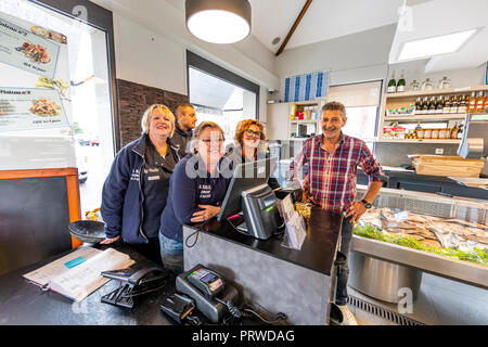 L'équipe de La Halle aux poissonniers et restaurant, pose pour la photo de groupe informel dans les locaux. Dunkerque, France Banque D'Images