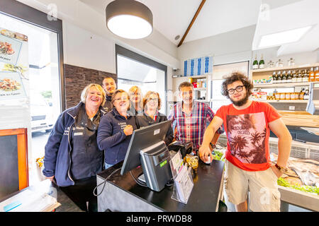 L'équipe de La Halle aux poissonniers et restaurant, pose pour la photo de groupe informel dans les locaux. Dunkerque, France Banque D'Images