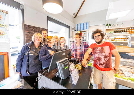 L'équipe de La Halle aux poissonniers et restaurant, pose pour la photo de groupe informel dans les locaux. Dunkerque, France Banque D'Images