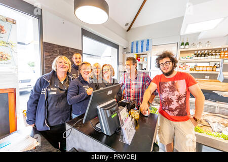 L'équipe de La Halle aux poissonniers et restaurant, pose pour la photo de groupe informel dans les locaux. Dunkerque, France Banque D'Images