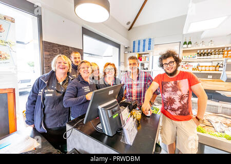 L'équipe de La Halle aux poissonniers et restaurant, pose pour la photo de groupe informel dans les locaux. Dunkerque, France Banque D'Images