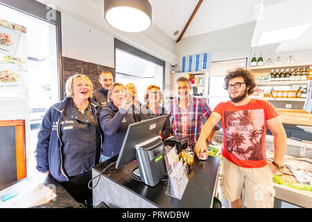 L'équipe de La Halle aux poissonniers et restaurant, pose pour la photo de groupe informel dans les locaux. Dunkerque, France Banque D'Images