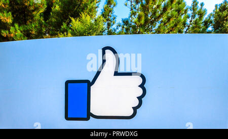 Menlo Park, California, United States - 13 août 2018 : le logo de Facebook comme isolé de la signer à l'entrée du siège de Facebook, hacker en chemin, la Silicon Valley. Le Facebook Like Button signe. Banque D'Images