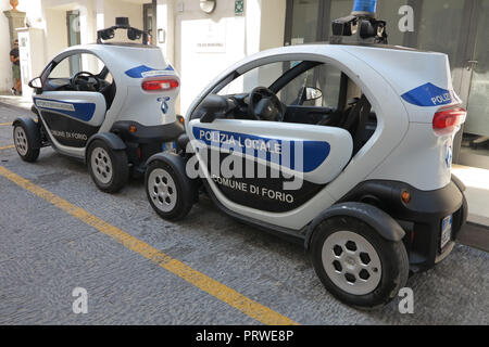 Voitures de police électrique à Ischia, Italie Banque D'Images