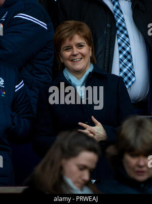 6 Nations Ecosse v Angleterre, Edinburgh, Midlothian, UK. 24,02, 2018. Montre : Ecosse de Pic Premier Ministre, Nicola Sturgeon, dans la foule que l'Écosse Banque D'Images