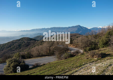 Paysage près de Kalambaka ville avec des montagnes du Pinde à l'arrière-plan. Près de monastères et les formations rocheuses des météores en Grèce. Banque D'Images