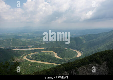 Ovcar Kablar, Gorge de la Serbie. Méandres de la rivière Morava de l'Ouest, vue depuis le sommet de la montagne Kablar. Banque D'Images