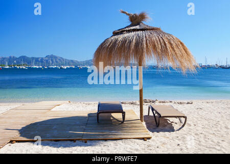 Chaises et parasol sur la plage de Pollensa, Majorque, Espagne Banque D'Images