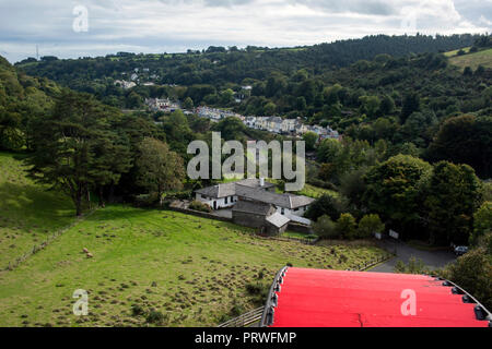 Image prise à partir de la roue de Laxey, surplombant le village de Laxey Banque D'Images