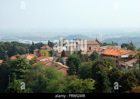 Vue depuis la colline de l'ancienne ville de Bertinoro. Paysage urbain. Forlì-Cesena, Émilie-Romagne, Italie. Banque D'Images