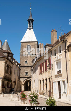 Tour de l'horloge et la passerelle à Avallon, Yonne, Bourgogne, France, Europe Banque D'Images