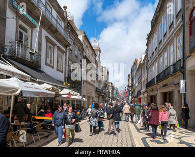 Boutiques et cafés sur la Rua de Santa Catarina dans le centre-ville, Porto, Portugal Banque D'Images