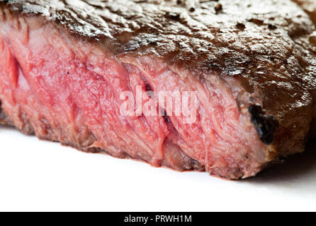 Tranches de rôti arrière entrecôte steak isolé sur fond blanc Banque D'Images