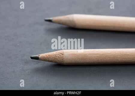 Vue rapprochée de deux crayons sur fond gris foncé Banque D'Images