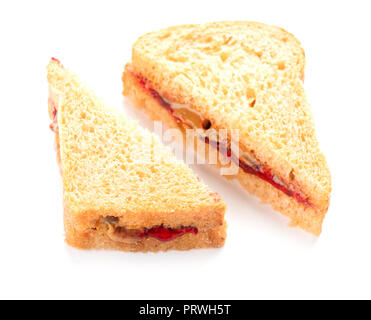 Sandwich avec du beurre d'arachide et de la gelée isolé sur fond blanc Banque D'Images