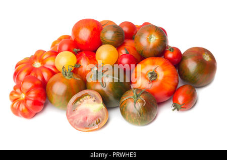 Tas de différentes tomates mûres isolé sur fond blanc Banque D'Images