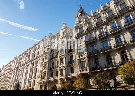 Vue extérieure de beaux bâtiments historiques dans le centre de Madrid, Espagne, Europe. Scène de rue dans la capitale espagnole. Banque D'Images