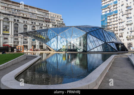 Verre moderne restaurant McDonald's building à Batoumi, Géorgie, Banque D'Images