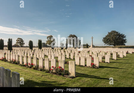 Prouvé, Flandre, Belgique - 15 septembre 2018 : Sommaire des Mendinghem cimetière de guerre britannique sous le bleu ciel du matin. Pelouse verte, beige des pierres tombales et Banque D'Images